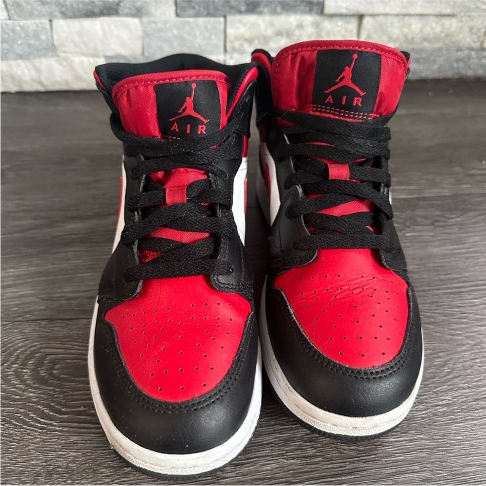 BIG BOYS AIR JORDAN 1 - SIZE 6.5 - Picture 3 of 3